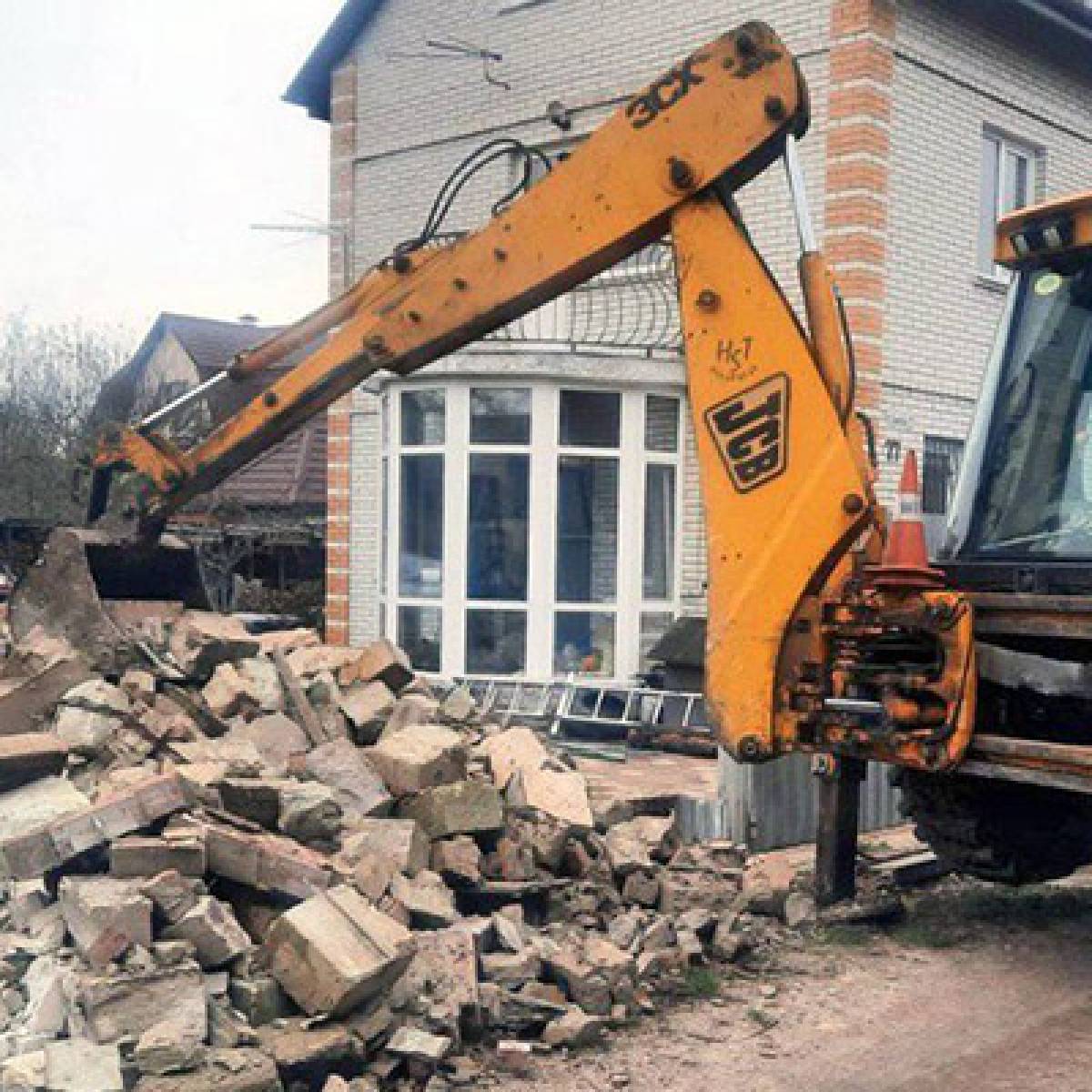 ЯПОНЦІ ДОПОМАГАЮТЬ УТИЛІЗУВАТИ БУДІВЕЛЬНІ ВІДХОДИ ПІСЛЯ ВТОРГНЕННЯ НА КИЇВЩИНІ
